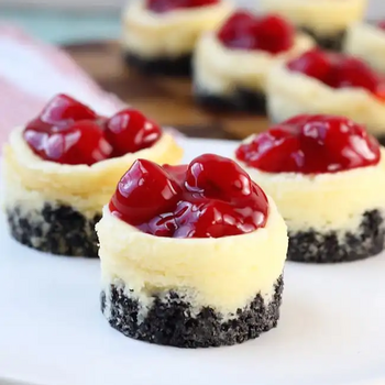 Mini cheesecake cu vișine și cremă de brânză